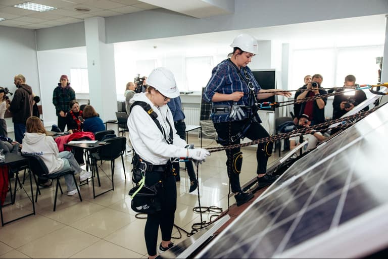 Як жінки змінюють енергетику громад: історії з проєкту «Монтувальниця сонячних електростанцій»